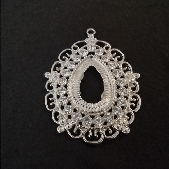 Beautiful Silvertone Pendant - Picture 5 of 6